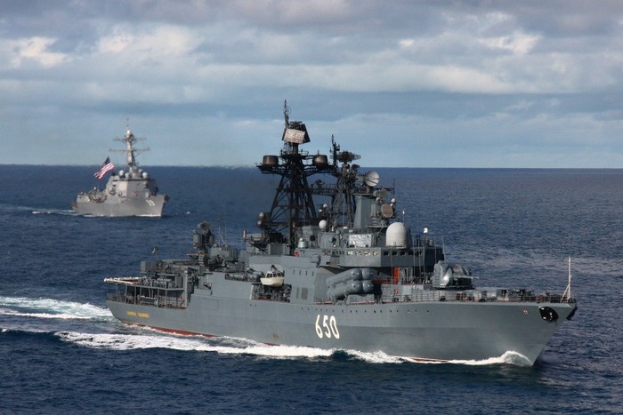 Chiến hạm số hiệu 650 Admiral Chabanenko của Hải quân Nga di chuyển cùng một tàu chiến Mỹ trong một cuộc diễn tập chung